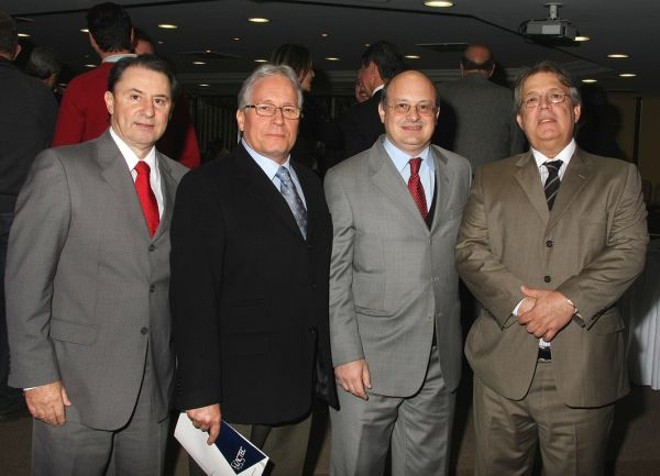 Na posse de Newton Pohl Ribas (2º à esq.) na superintendência do Lactec, ontem, no final da tarde, o chefe da Casa Civil, Ney Caldas (à esq.); o reitor da UFPR, Zaki Akel, e o presidente da Copel, Ronald Raveduti |