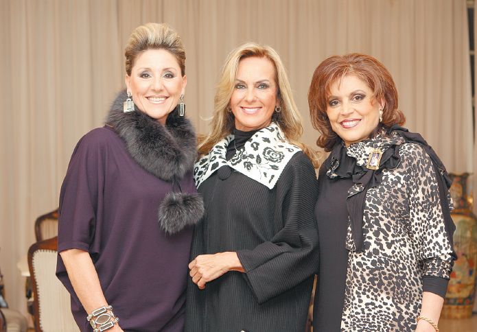 IIN COMEMORA 25 ANOS - A IIN Streetwear, de Indianara Milléo e Icléa Saliba Cunha, comemorou 25 anos com concorrida festa no Clube Ponta Lagoa, em Ponta Grossa, reunindo cerca de 400 pessoas em torno do desfile da nova coleção da marca. O grande destaque foi a presença da Garota de Ipanema, Helô Pinheiro, que foi muito aplaudida na passarela, na foto ao lado das proprietárias da IIN |