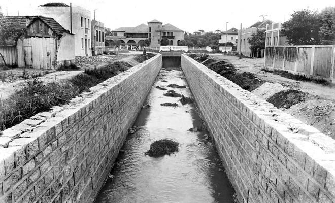 Noutro dia, escutei duas jovens conversando perto de uma boca de lobo e reclamando do cheiro nauseabundo que dali exalava; sem, no entanto, atinarem o porquê de tal odor. Realmente, a grande maioria dos moradores de Curitiba, por ouvir falar, tem ciência de que a cidade é cortada por diversos rios. Hoje ninguém os vê, estão canalizados. Entretanto, no mesmo lugar e recebendo todo tipo de esgotos causadores de tais miasmas. Quem passa, por exemplo, pela Rua Mariano Torres nem imagina que está transitando sobre o Rio Belém. Para mostrar como era aquele local, até há pouco mais de trinta anos, divulgamos esta foto feita em 1941 | 