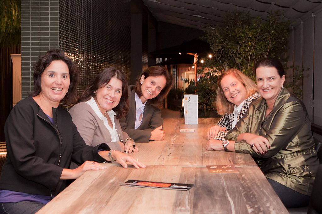 Marina Nessi (à dir., em primeiro plano) recebeu ontem para almoço na Casa Cor Amelinha Peixoto, Rita Tristão, Patrícia Quentel (à esq. na mesa) e Luisinha Brandão (à dir.), todas franqueadas da mostra nos estados de Pernambuco, Espírito Santo e Rio de Janeiro. O encontro foi no Bistrot, da dupla André Largura e Giovana Kimak | Daniel Sorrentino