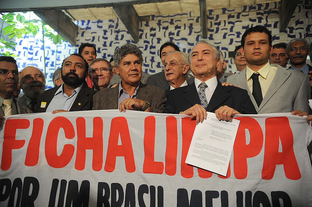 Michel Temer: ao receber os abaixo-assinados que pediam a aprovação do projeto de iniciativa popular Ficha Limpa | José Cruz/ABr