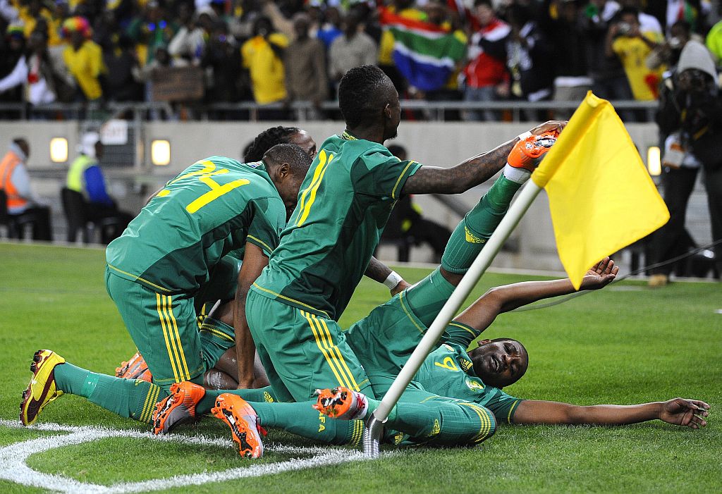 Sul-africanos comemoram a vitória na estreia da seleção no Soccer City | Gianluigi Guercia/ AFP