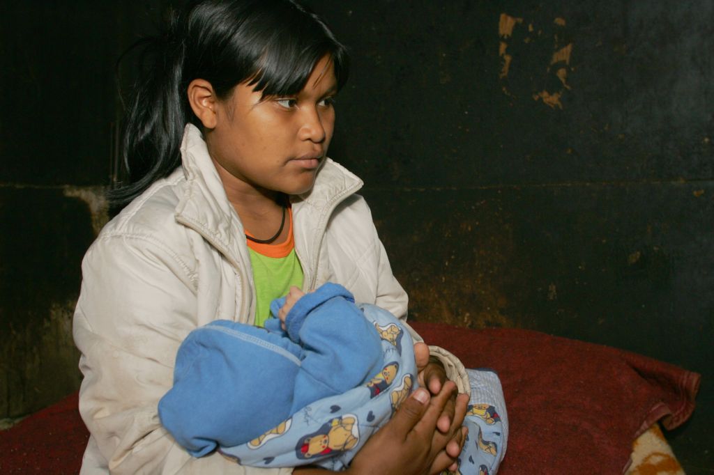 Juliana e o filho Jonival: cesárea aos 14 anos, por causa do tamanho do bebê | Fotos: Henry Milléo/Gazeta do Povo