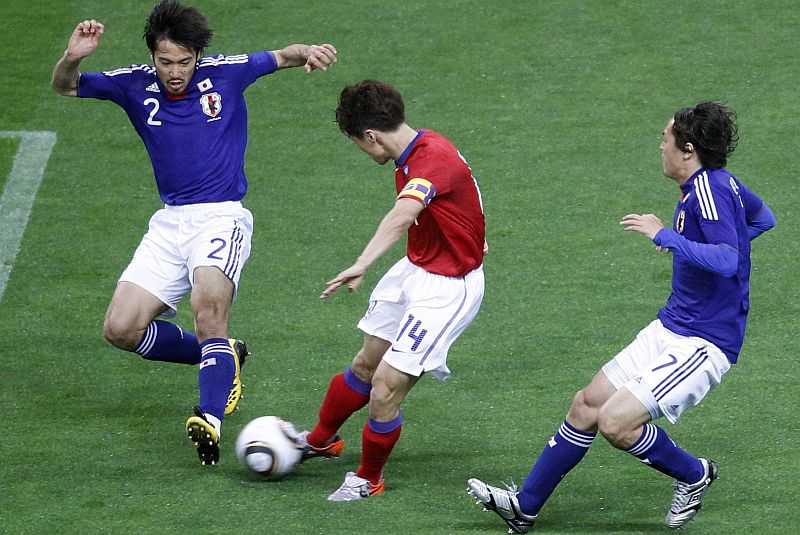 Park Ji-Sung faz fila e recebe em vão a marcação de Yuki Abe e Yasuhito Endo: meia do Manchester United foi destaque da vitória dos coreanos no clássico asiático contra os japoneses | Kim Kyung-Hoon / Reuters