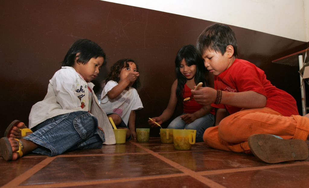 Crianças indígenas tomam a sopa reforçada da terça-feira: mais saúde na aldeia | Christian Rizzi/Gazeta do Povo