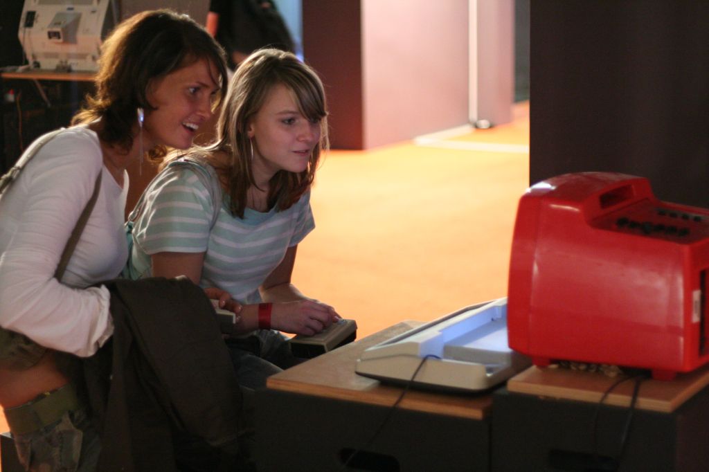 Visitantes de uma das mostras temporárias do Computerspiele Museum, em Berlim: emoções de antigamente | Gregor Baumann/Computerspiele Museum Berlin