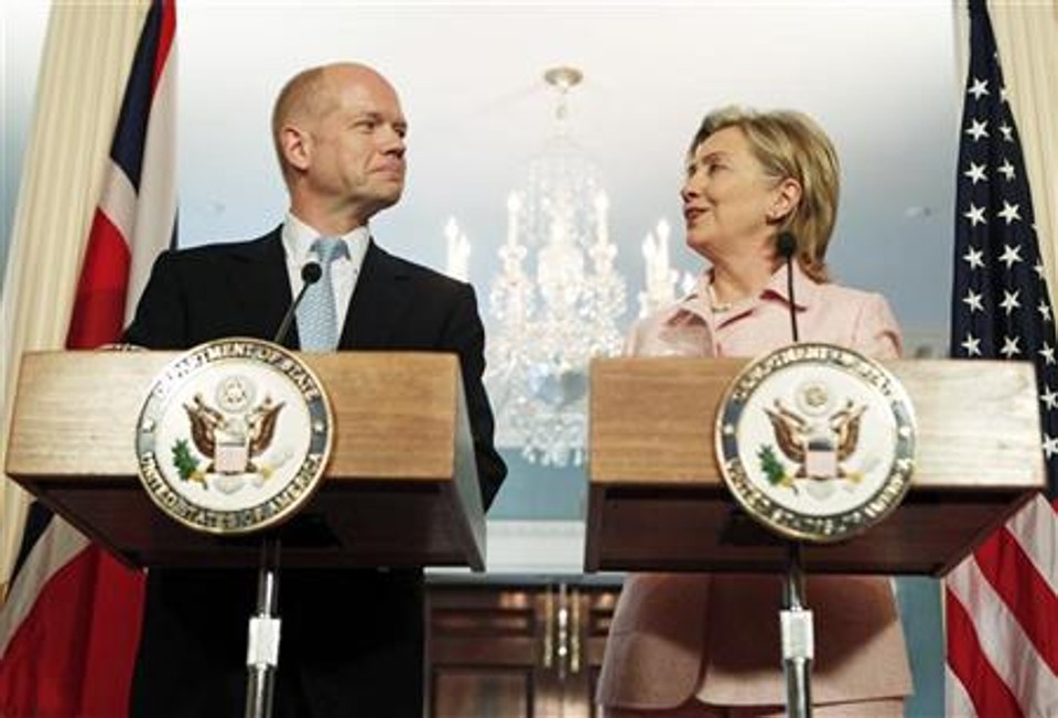 Secretária de Estado dos EUA, Hillary Clinton, e ministro de Relações Exteriores britânico William Hague se reuniram em Washington. | Reuters/Richard Clement