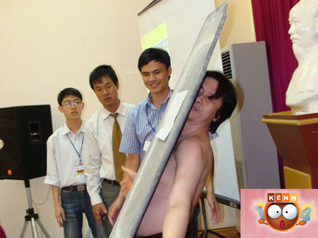 Ta Quang Thanh ganhou notoriedade ao carregar placa de pedra. | Reprodução/Channel 14