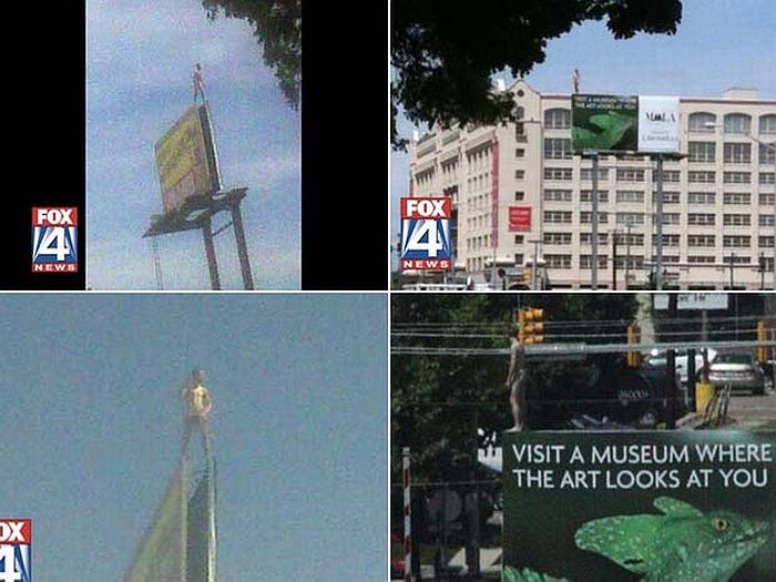 Homem ficou quatro horas nu em cima de outdoor | Reprodução