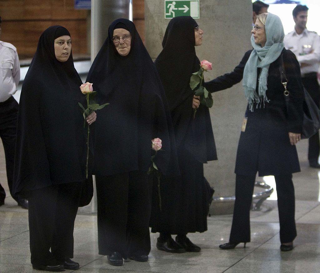 Embaixatriz da Suíça Livia Leu Agosti (direita) recebeu as mães dos americanos presos no Irã | Reuters