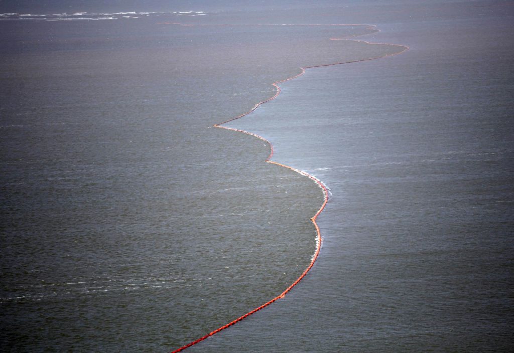 Mancha de óleo que pode ser vista na costa da Louisiana, no Estados Unidos, já triplicou | Carlos Barria / Reuters