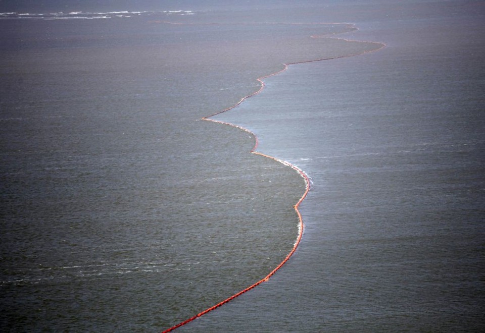 Mancha de óleo que pode ser vista na costa da Louisiana, no Estados Unidos, já triplicou | Carlos Barria / Reuters