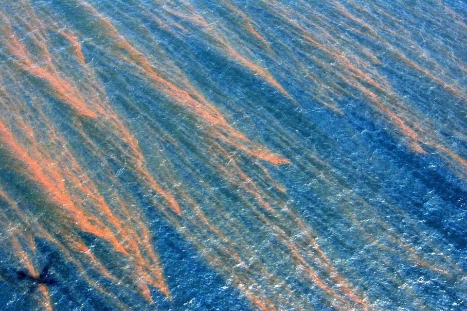 Engenheiros da BP buscam nova solução para conter mancha de óleo | Reuters