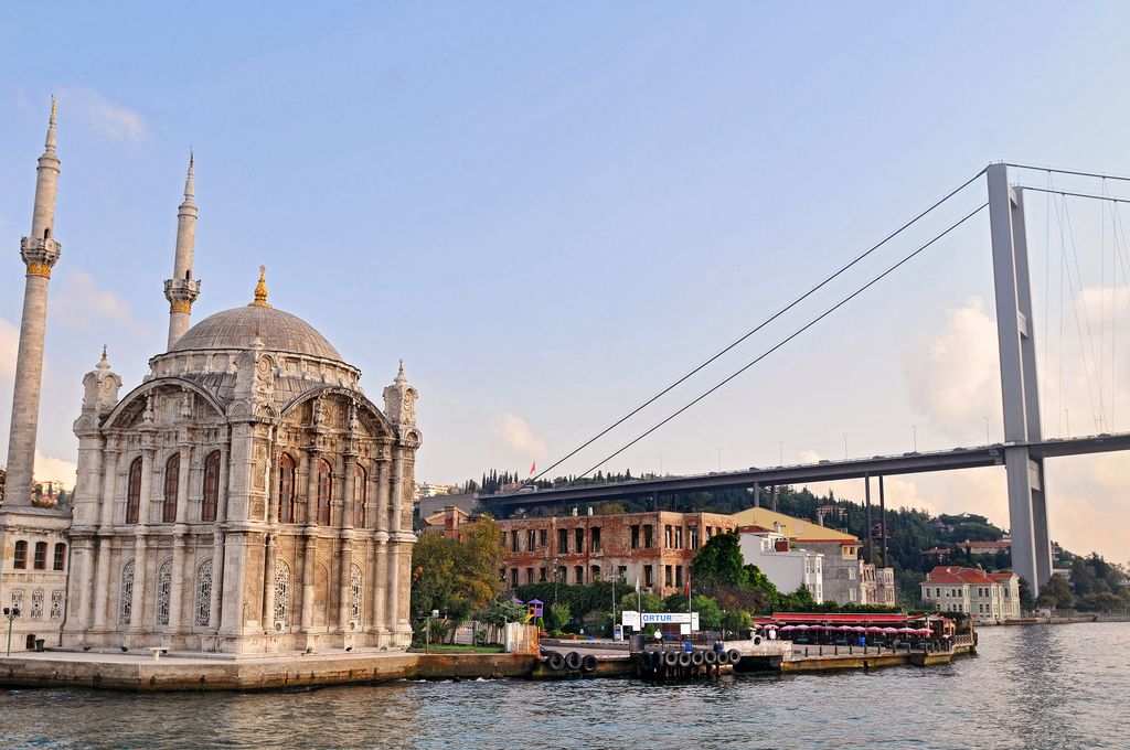 Mesquita no Estreito de Bósforo, em Istambul, e ponte que liga as partes europeia e asiática da Turquia: papel de integrador entre continentes é colocado à prova por conflitos internos e externos | Creative Commons/Tambako the Jaguar