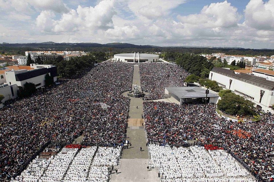 Missa rezada por Bento XVI reuniu cerca de 500 mil pessoas no Santuário de Fátima, em Portugal | Reuters