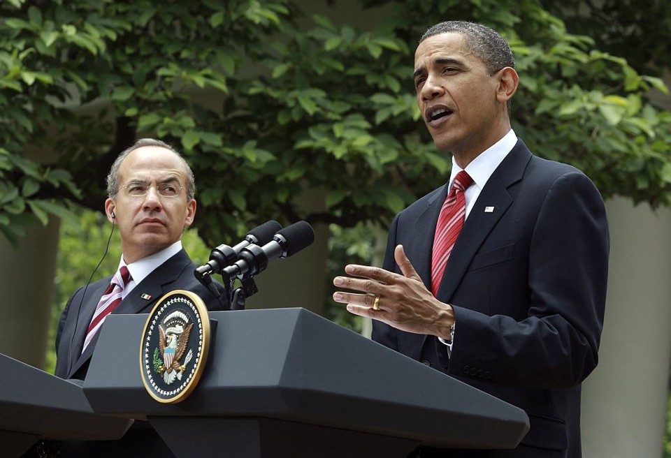 Presidente do México Felipe Calderón (esquerda) afirmou que a lei de migração do Arizona permite discriminação contra trabalhadores. Barack Obama defendeu reforma na legislação nacional | Reuters