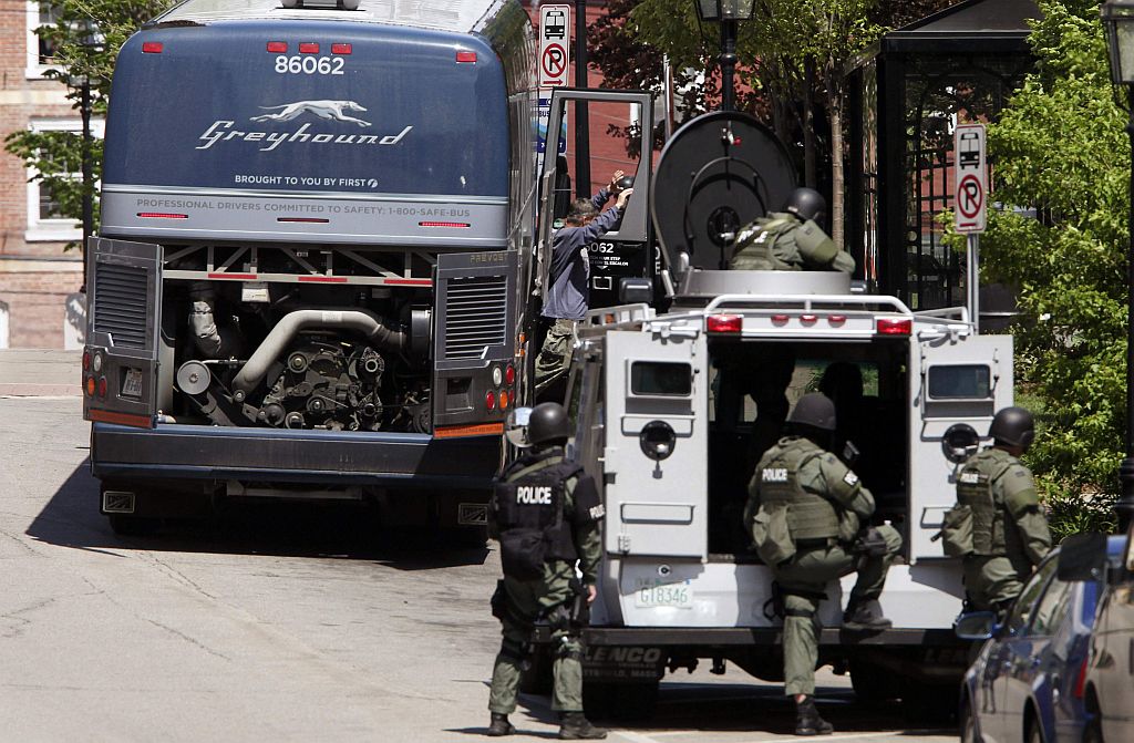 Polícia cercou a área e restringiu o espaço aéreo próximo ao ônibus. Unidade de desarmamento de bombas foi ao local | Reuters