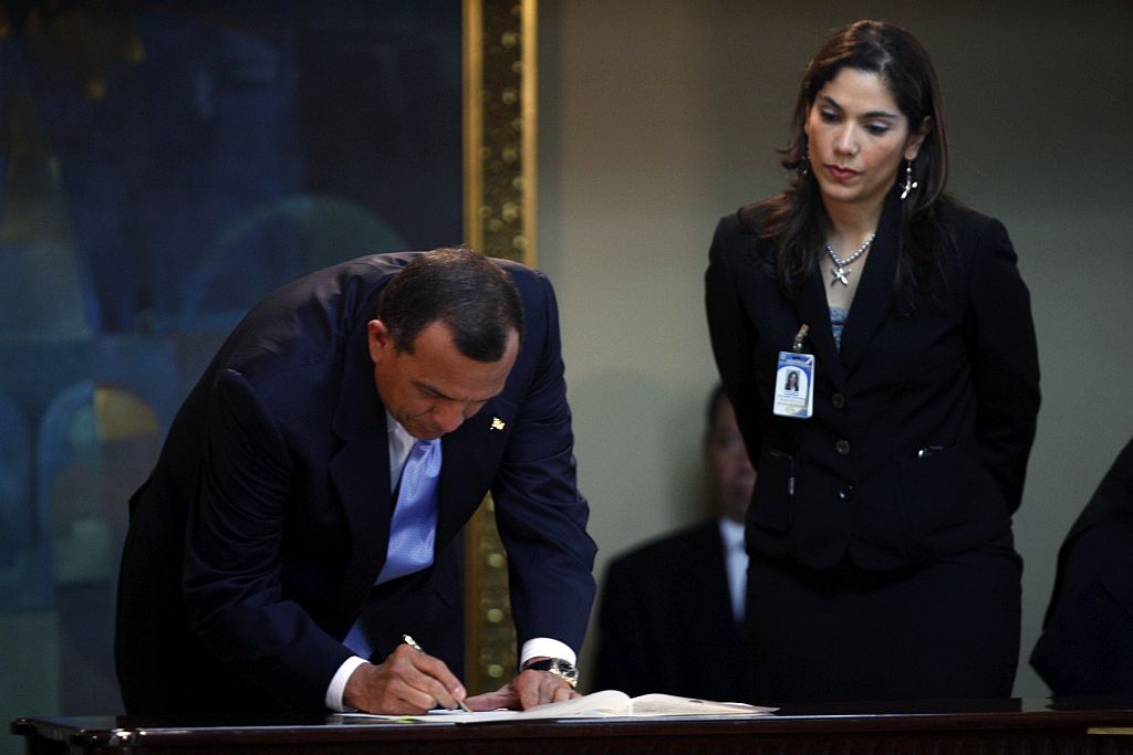 Presidente hondurenho Porfírio Lobo assina documento que cria Comissão da Verdade | Reuters