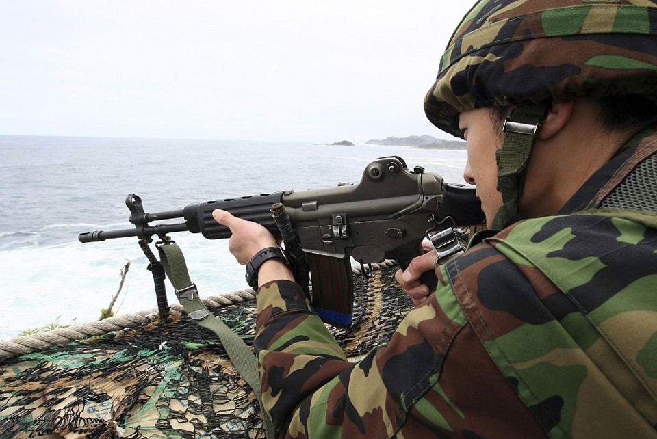 Soldado sul-coreano faz guarda em região de fronteira. Tensão com os vizinho do norte aumenta | Reuters