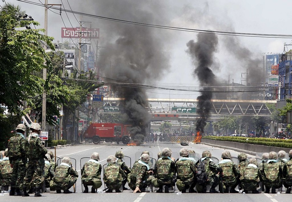 Manifestantes atearam fogo em automóveis e pneus e atiraram coqueteis molotov contra militares | Reuters