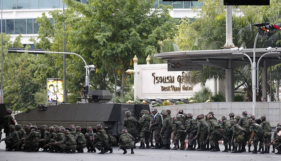 Militares se posicionaram próximos a manifestantes. Os confrontos na capital tailandesa deixaram mortos e dezenas de feridos | Reuters