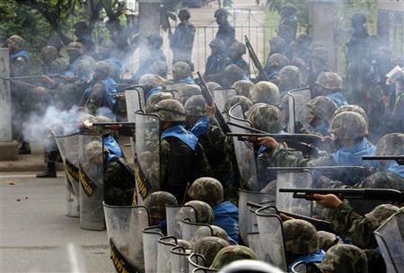 Soldados do Exército tailandês atiram contra manifestantes "camisas vermelhas" em uma rodovia próximo ao antigo aeroporto nos subúrbios de Bancoc | Reuters