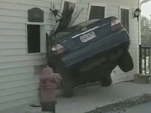 Motorista enfiou o carro dentro de uma casa na cidade de Woburn, nos Estados Unidos. | Reprodução