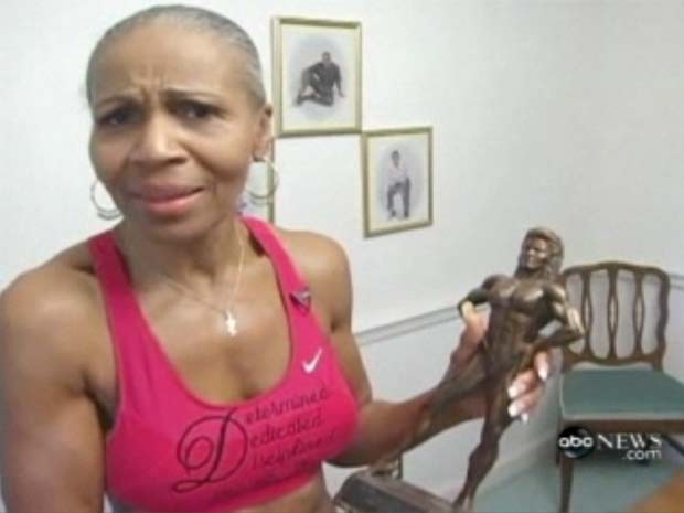 Ernestine Shepherd exibe troféu que ganhou em concurso de fisiculturismo. | Reprodução/ABC News