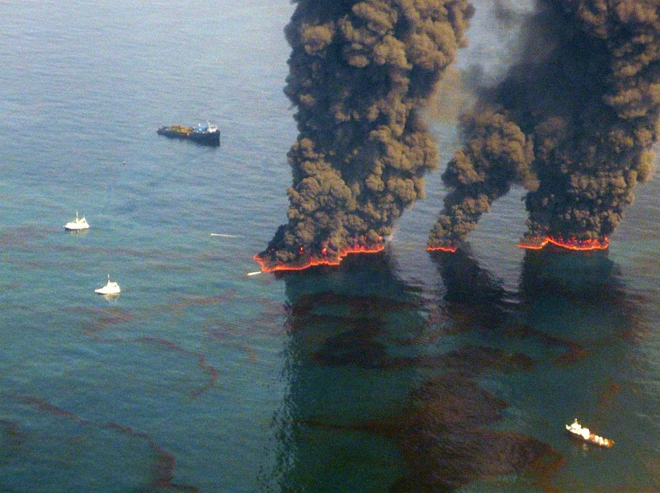 Equipes queimam o óleo para reduzir o impacto ambiental provocado pelo vazamento no Golfo do México | Reuters