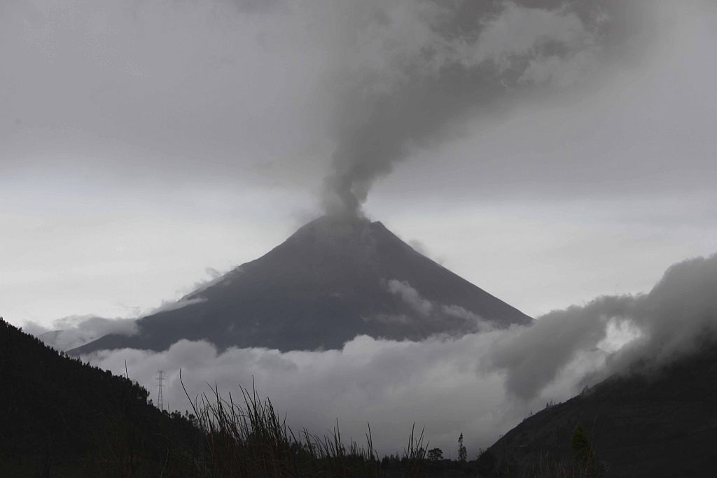 Região próxima ao vulcão está sendo evacuada pelo governo equatoriano | Reuters