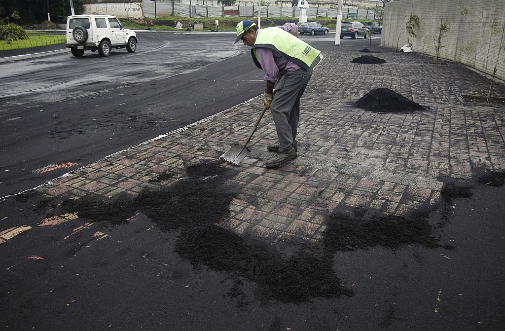 Homem retuira cinzas de calçada depois de forte erupção vulcânica que causou mortes na Guatemala | Reuters