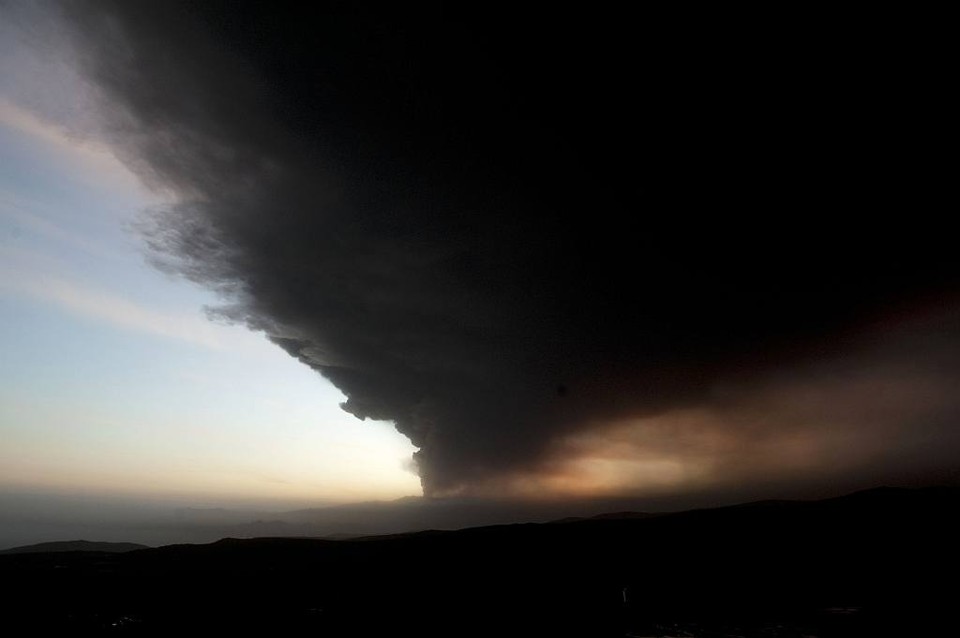 Entardecer na Islândia: horizonte enegrecido pela fumaça do vulcão Eyjafjallajokul | AFP