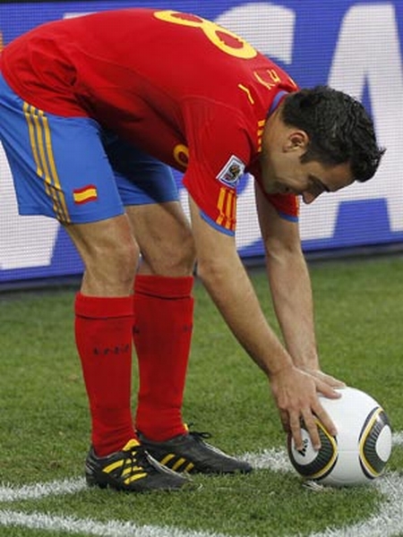 Adidas fornece material esportivo para seleções como a Espanha, do jogador Xavi, e a bola da Copa, Jabulani | Reuters