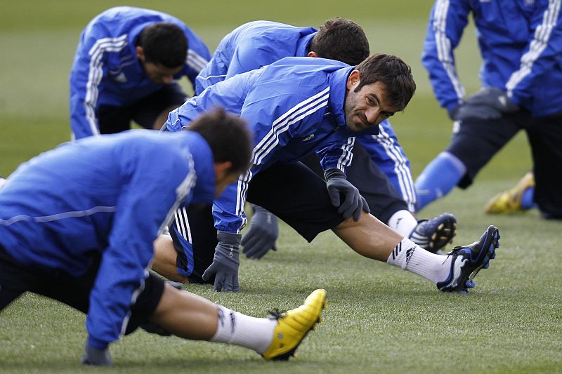 O capitão grego Karagounis durante alongamento em Bloemfontein | Jorge Silva/Reuters
