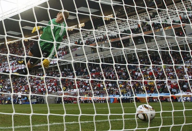 Após o jogo, o goleiro alemão Neuer admitiu ter visto a bola entrar. Se não tivesse feito isso, seria desmentido pela foto | 