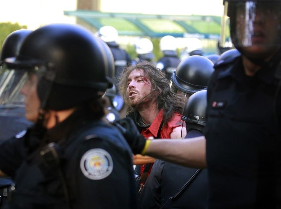 Manifestante é detido durante confronto com a polícia | Christinne Muschi/Reuters