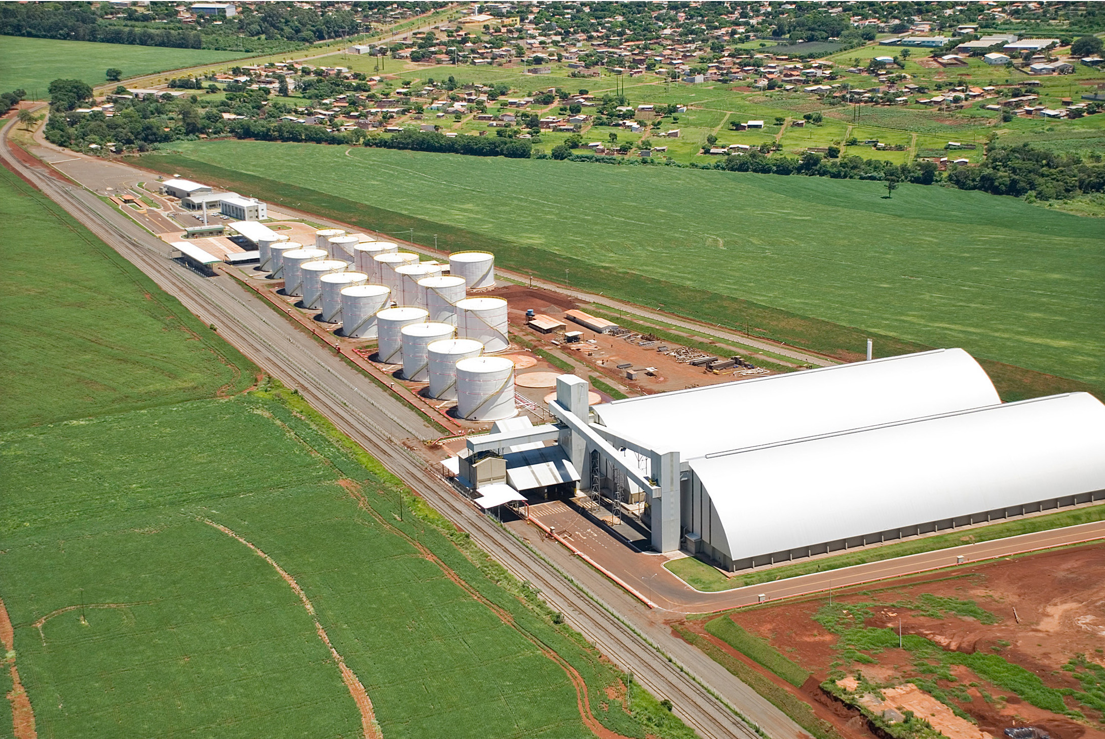 Construído ao lado da ferrovia, o terminal de distribuição na divisa dos municípios de Sarandi e Marialva, região de Maringá, será o ponto inicial do duto | Divulgação Alcopar