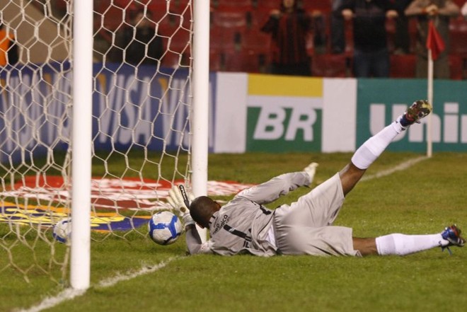 Jefferson tenta, mas não consegue impedir o gol de Alex Mineiro | 