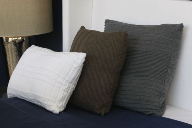 Almofadas de tricô da Artefacto. Tendências em cores e tamanhos variados |