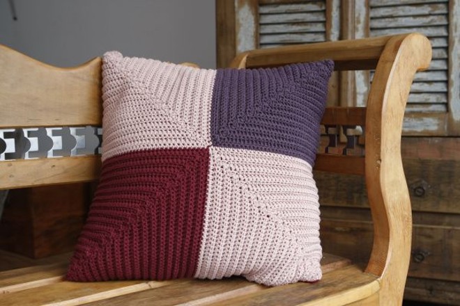 Almofada leque, em crochê, R$ 218 na Zizi Maria Tricô e Crochê |