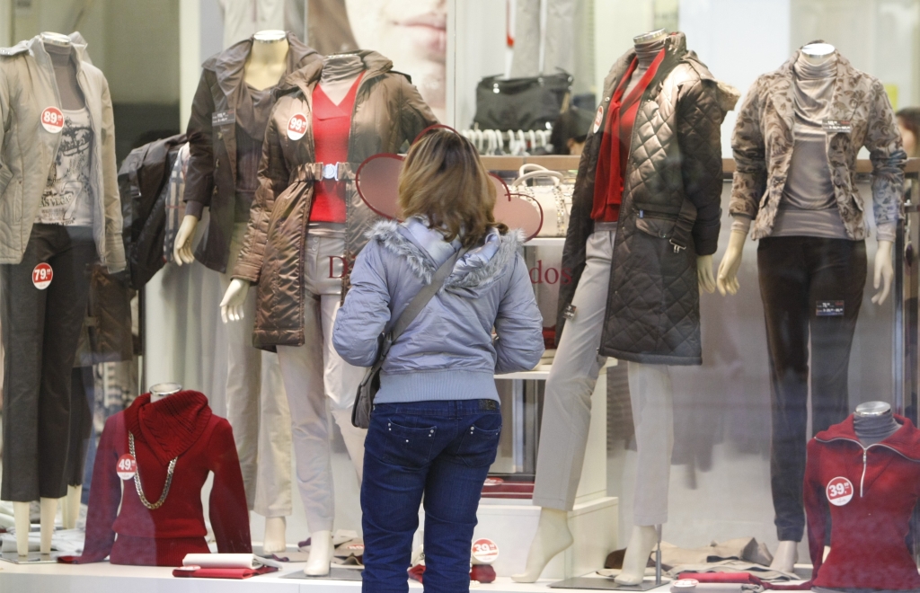 Consumidora olha vitrine em Curitiba: apesar dos bons indicadores, alguns lojistas reclamam do movimento | Daniel Castelano/ Gazeta do Povo