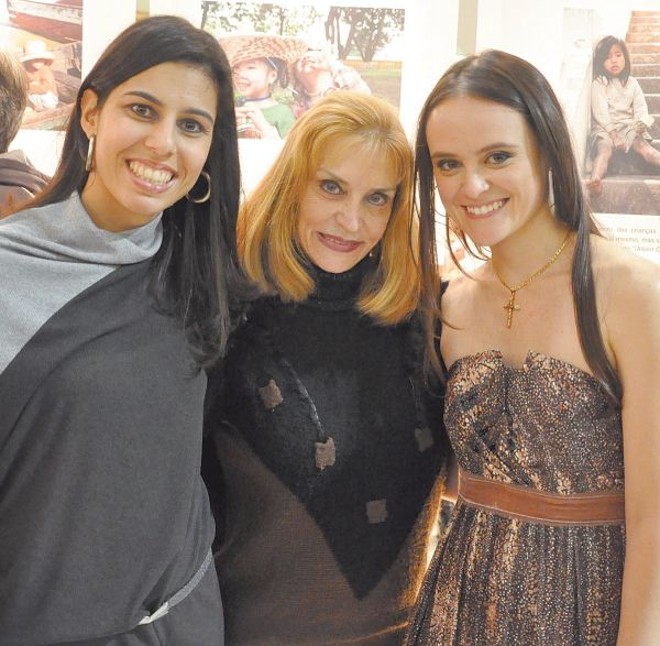 EXPOSIÇÃO CONCORRIDA -Mariana Durães Canet e Nikolle Koutsoukos Amadori realizaram bela exposição no Shopping Crystal, chamada