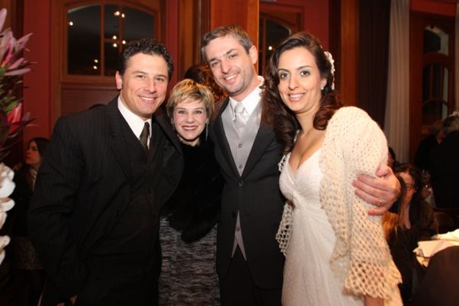 O casal Cristina e Ricardo Gomyde (à esq.) com os noivos Helena Petta e Adriano Massuda na festa de seu casamento, sábado passado, no restaurante Alberto Massuda. Adriano é chefe de gabinete do Ministério do Esporte, do qual Gomyde é secretário-geral |