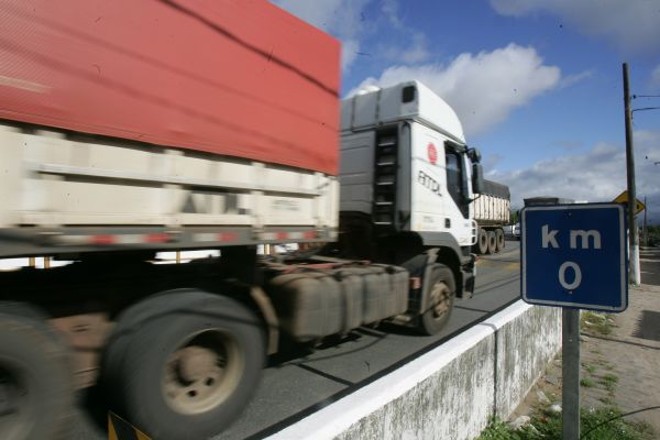 Principal corredor de cargas do Paraná, BR-277 começa na ponte do Rio Emboguaçu e ... |