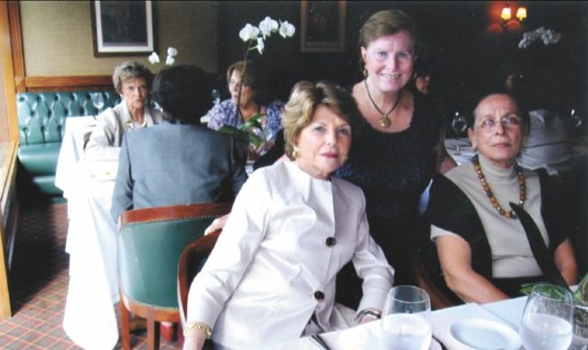 No agradável almoço das ginasianas do Colégio Jacobina, no Gávea Golf Club, a carioca curitibana Gilda Munhoz da Rocha, Newce Barcelos Martins de Oliveira e Maria Amélia Lacombe | 