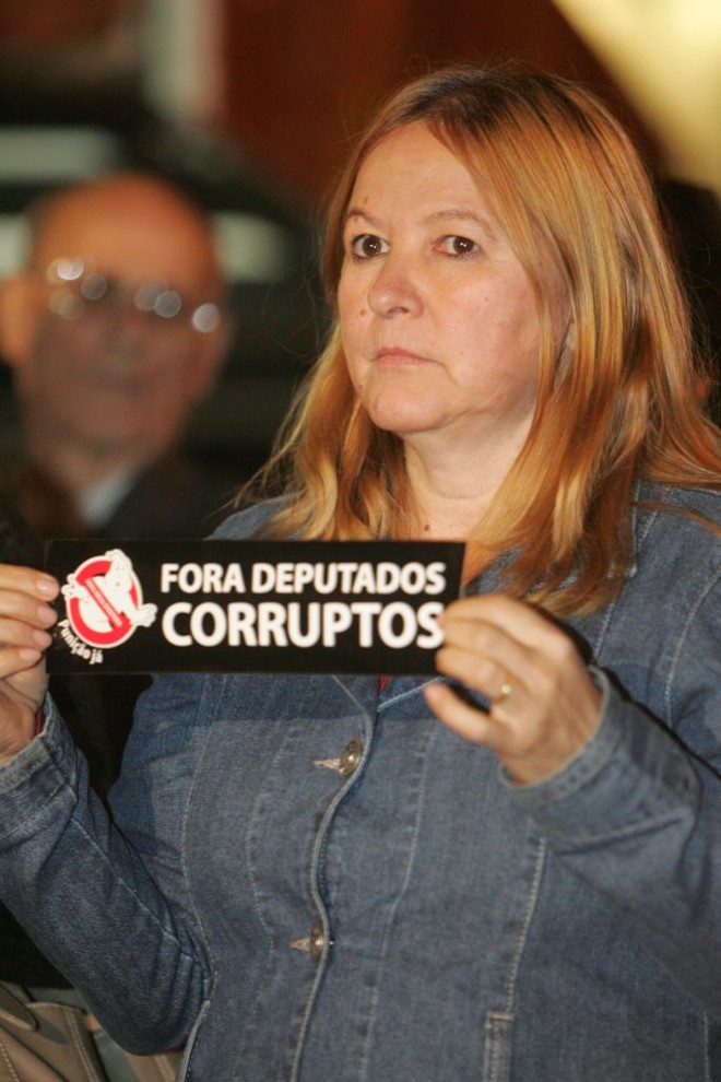 No alto, à esquerda, a moça mostra um adesivo contra a corrupção em Londrina | 