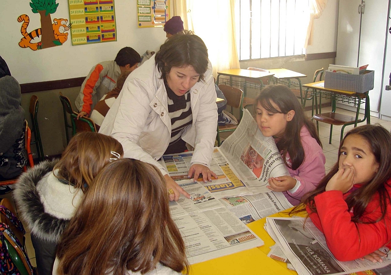 Conteúdo do jornal é trabalhado em grupo pela professora Claudiovane de Aguiar | Divulgação