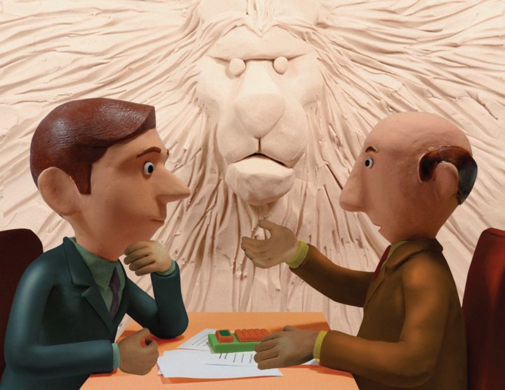 Hora de declarar o Imposto de Renda. João procura um contador para ajudá-lo a prestar as contas corretamente. Ele aproveita algumas dicas para conseguir descontos no pagamento final e não perder o prazo