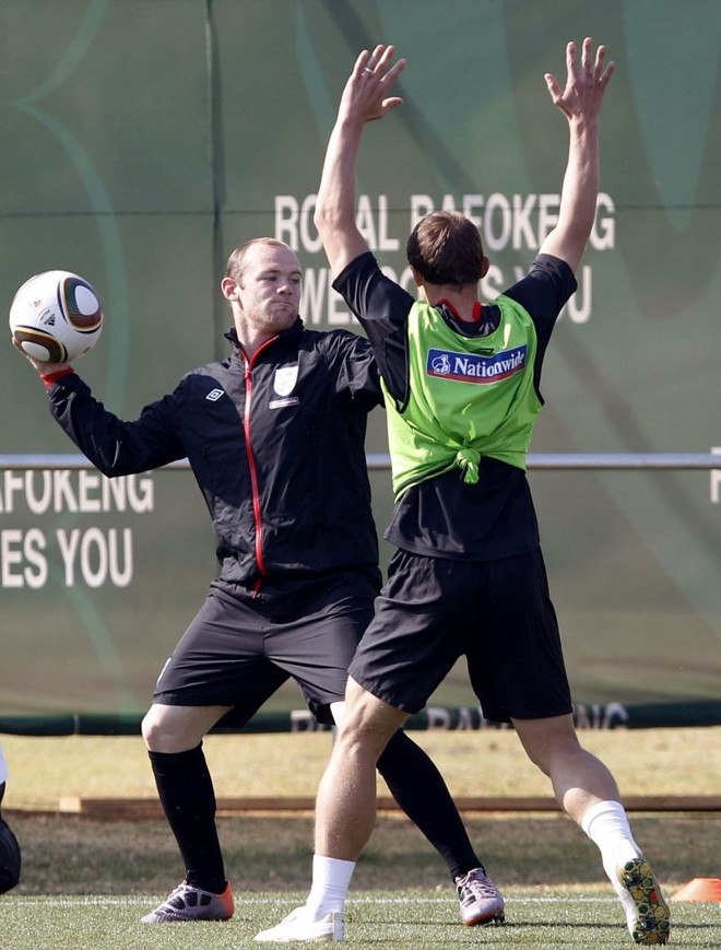 Rooney, astro inglês que ainda não marcou na Copa do Mundo, brinca no descontraído treinamento do English Team | 