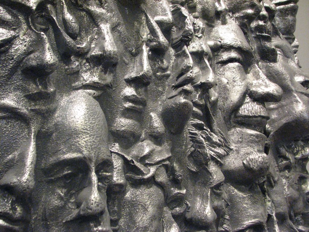 O pintor, escultor e gravador João Moro cria obras com sobras de materiais que usou para realizar encomendas comerciais | Myrian Del Vecchio